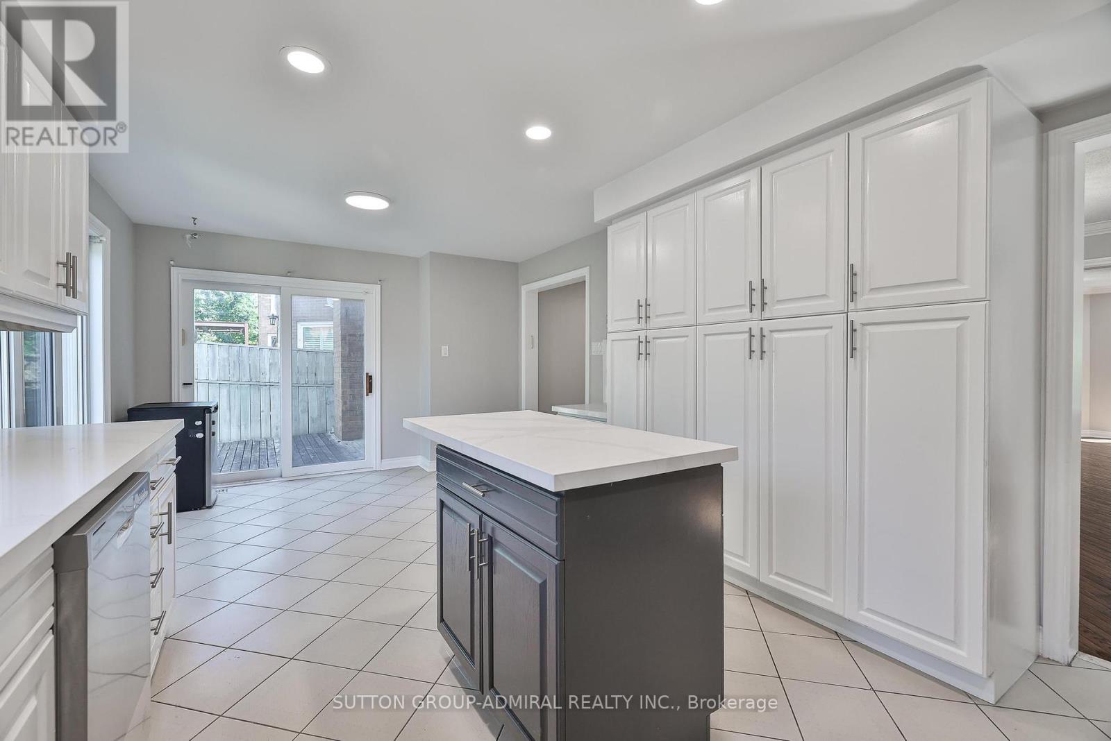 27 Green Acres Road, Vaughan, Ontario  L4J 4S2 - Photo 11 - N12291922