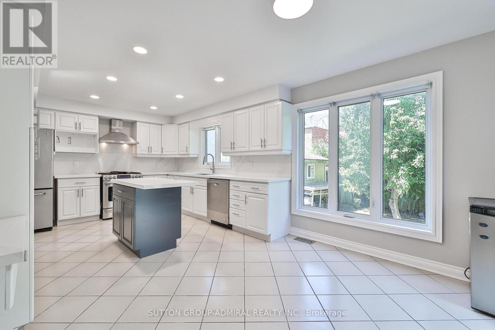 27 Green Acres Road, Vaughan, Ontario  L4J 4S2 - Photo 7 - N12291922