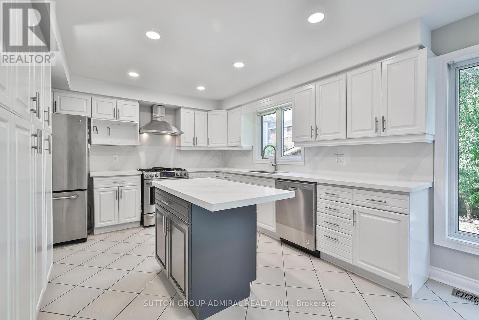 27 Green Acres Road, Vaughan, Ontario  L4J 4S2 - Photo 8 - N12291922