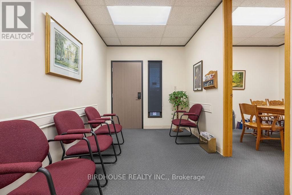 205 - 189 Kent Street W, Kawartha Lakes, Ontario  K9V 5G6 - Photo 3 - X12292172