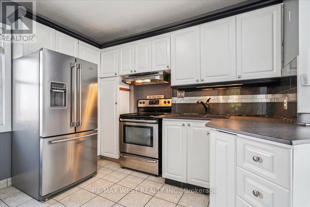 Property at 301 OSHAWA BOULEVARD S image 4