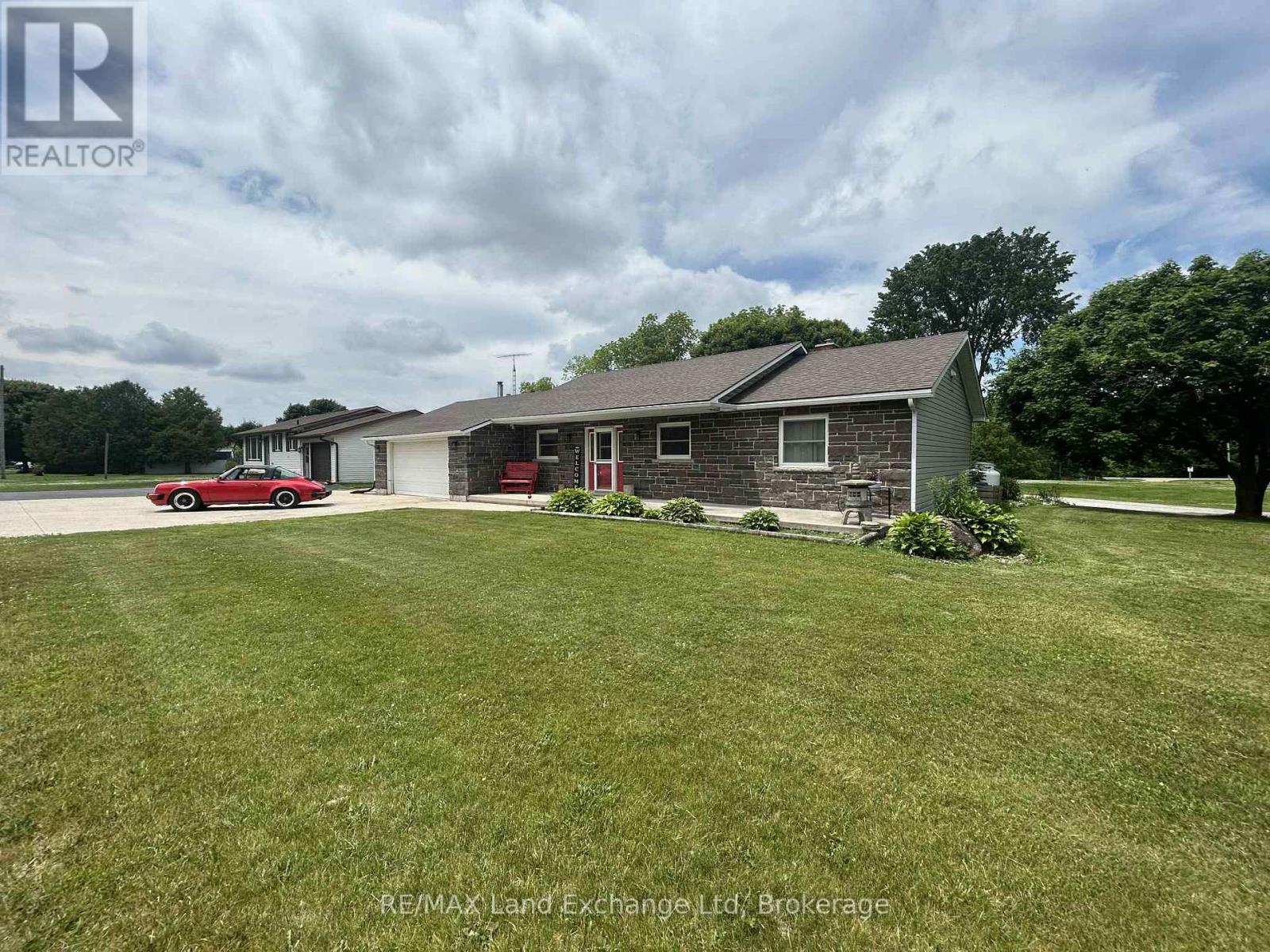 1041 Main Street, Howick, Ontario  N0G 2X0 - Photo 2 - X12292202