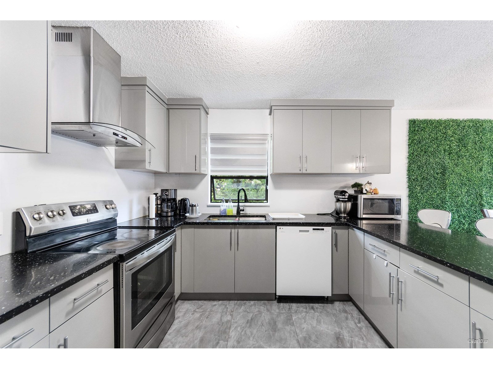 203 7131 133a Street, Surrey, British Columbia  V2W 8A1 - Photo 2 - R3027936