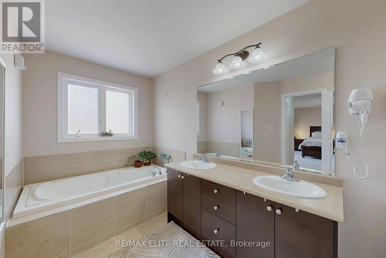 1226 Atkins Drive, Newmarket (Stonehaven-Wyndham), Ontario  L3X 0C8 - Photo 23 - N12292097