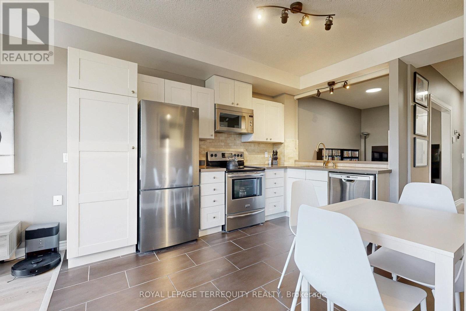 402 - 200 Burnhamthorpe Road E, Mississauga, Ontario  L5A 4L4 - Photo 11 - W12292108