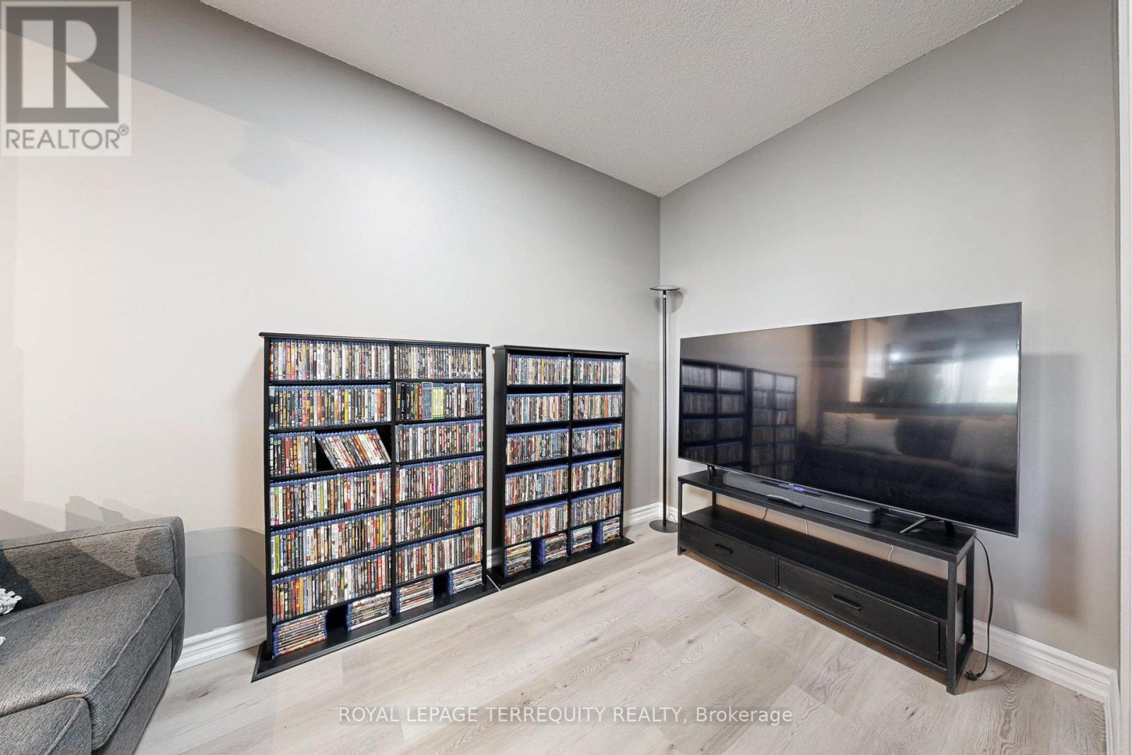 402 - 200 Burnhamthorpe Road E, Mississauga, Ontario  L5A 4L4 - Photo 8 - W12292108