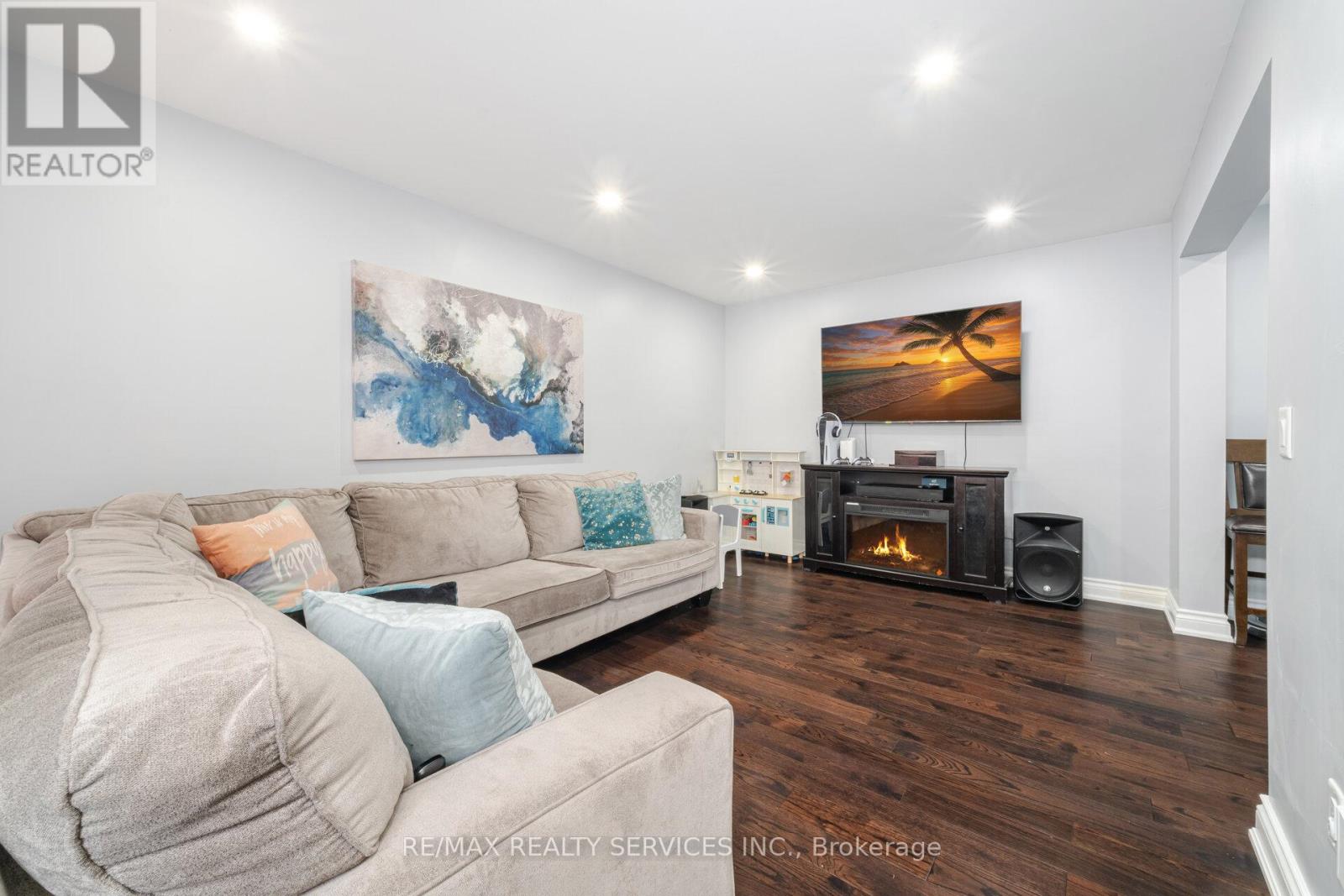 32 Niles Court, Brampton (Westgate), Ontario  L6S 5T5 - Photo 6 - W12292152