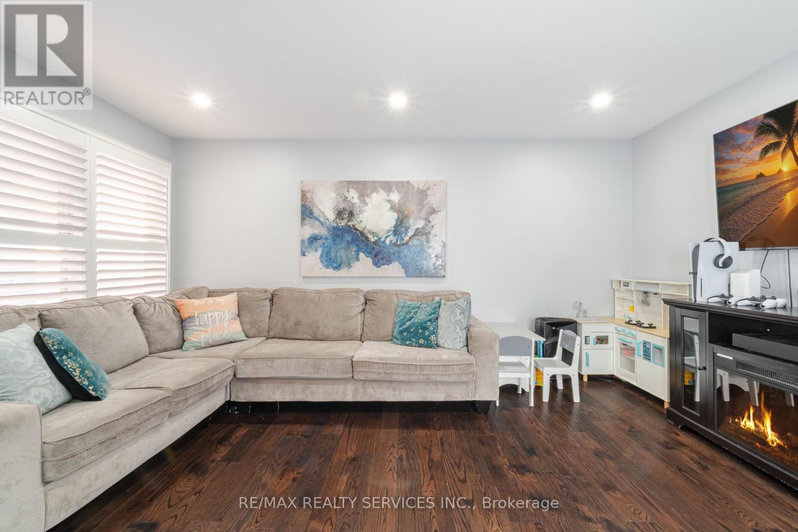 32 Niles Court, Brampton (Westgate), Ontario  L6S 5T5 - Photo 8 - W12292152