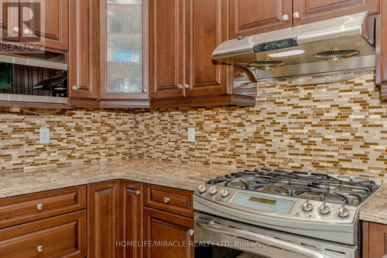 27 Fossil Street, Brampton (Bram East), Ontario  L6P 3G7 - Photo 14 - W12292069
