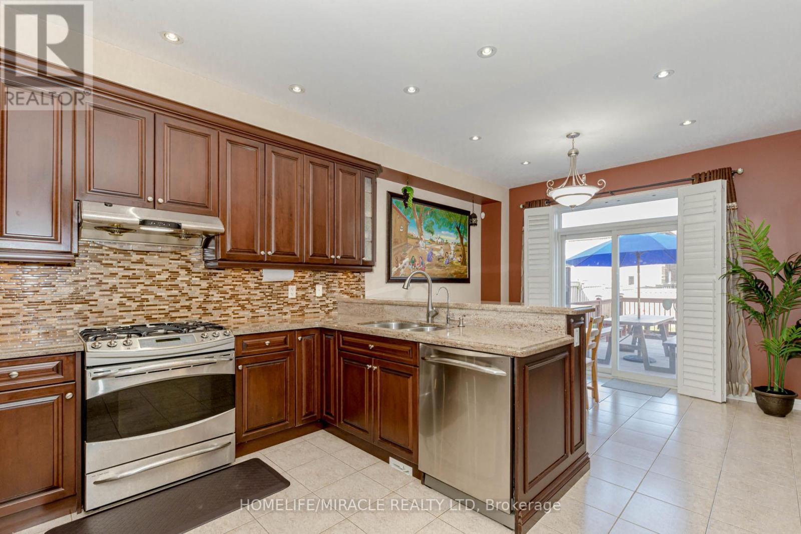 27 Fossil Street, Brampton (Bram East), Ontario  L6P 3G7 - Photo 10 - W12292069