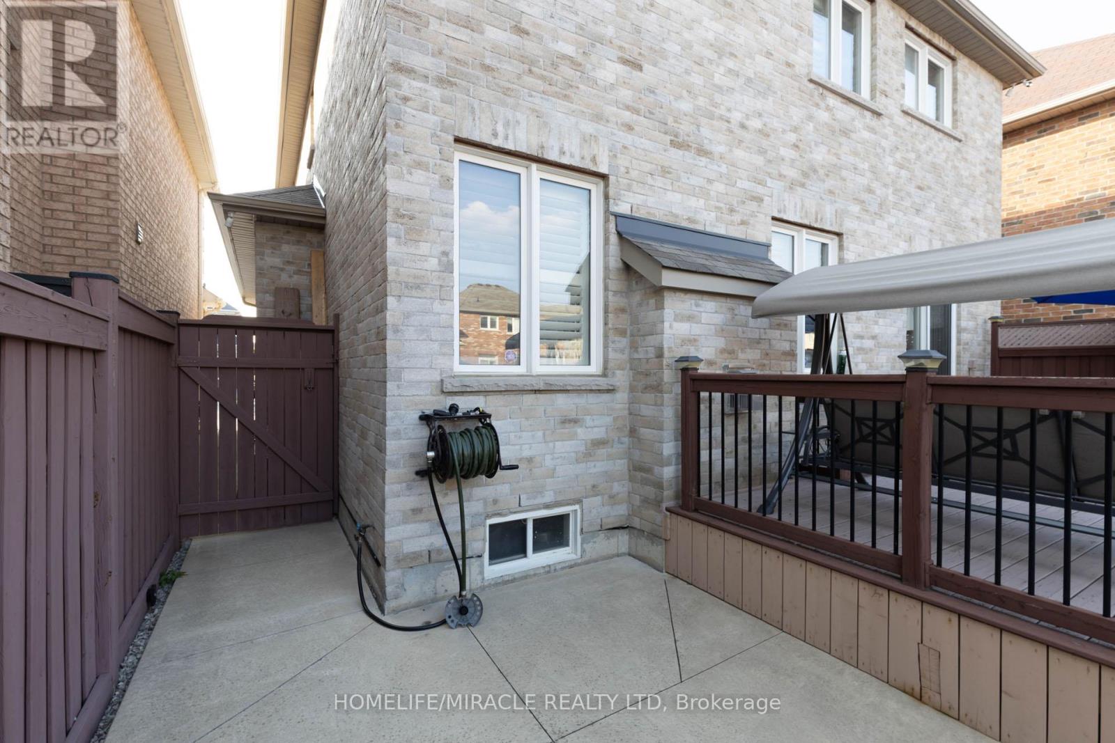27 Fossil Street, Brampton (Bram East), Ontario  L6P 3G7 - Photo 43 - W12292069