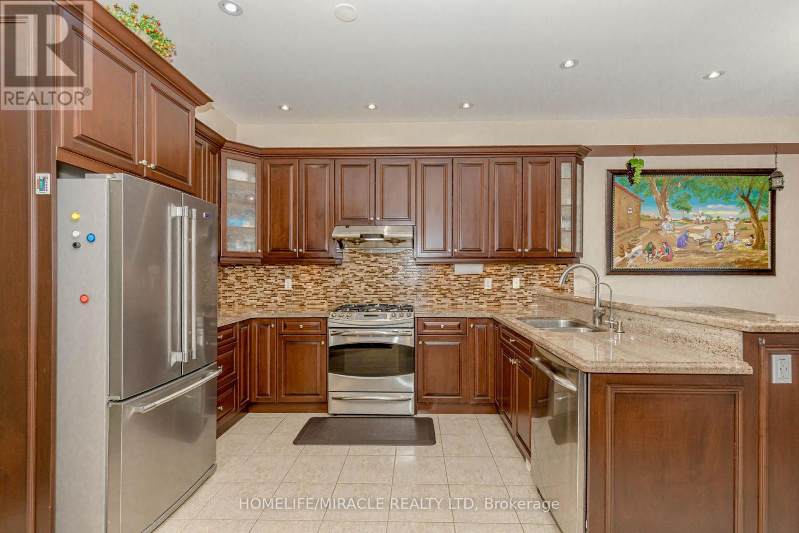 27 Fossil Street, Brampton (Bram East), Ontario  L6P 3G7 - Photo 11 - W12292069