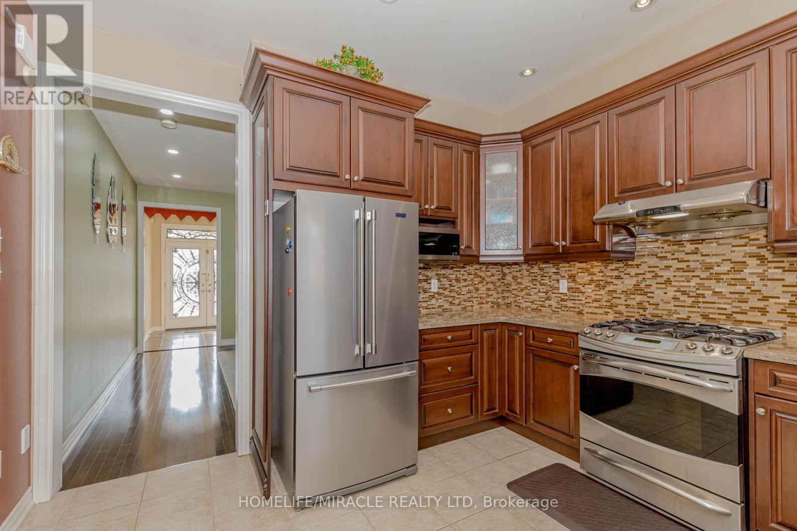 27 Fossil Street, Brampton (Bram East), Ontario  L6P 3G7 - Photo 12 - W12292069