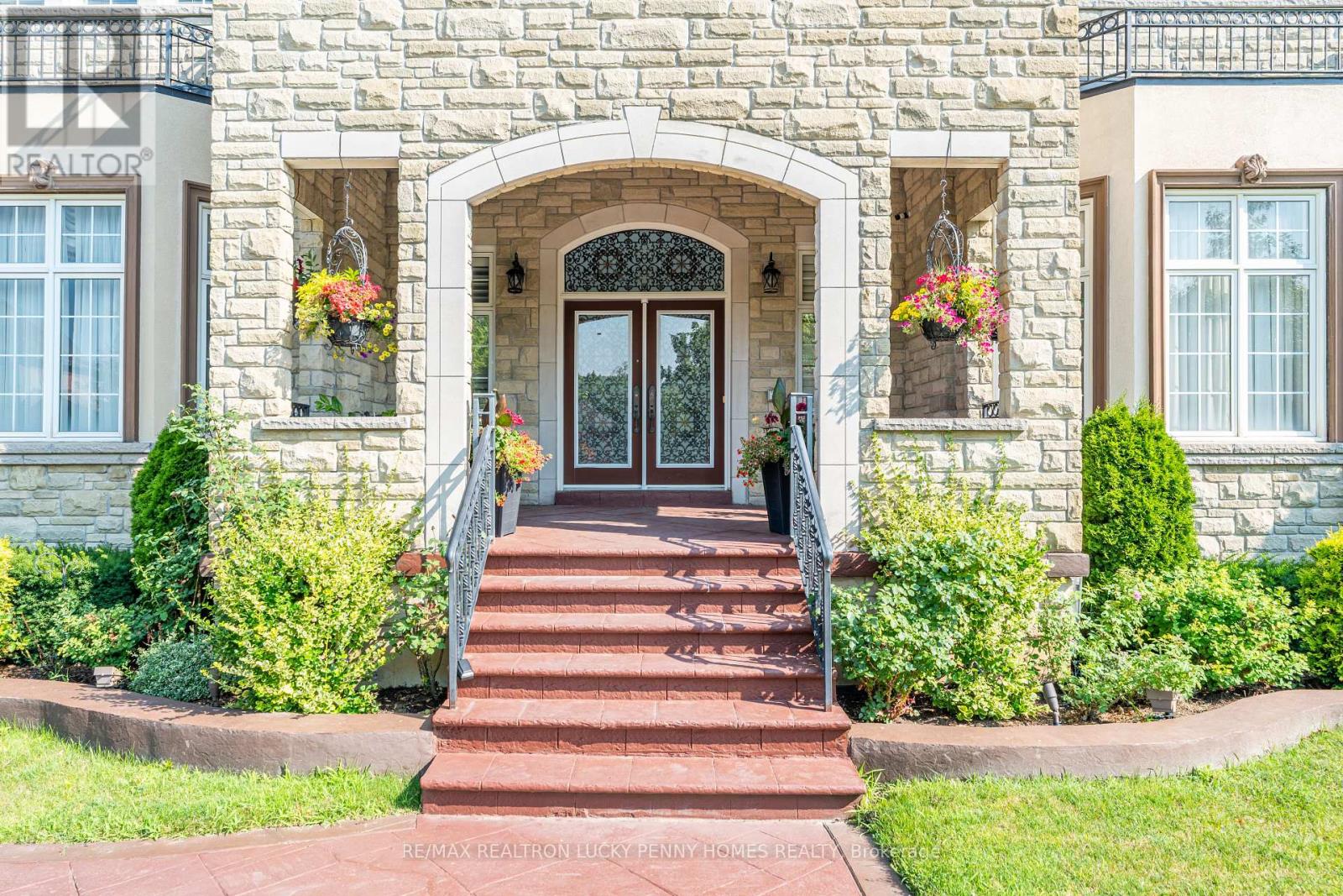 Property at 8 HERITAGE WOODS MANOR image 3