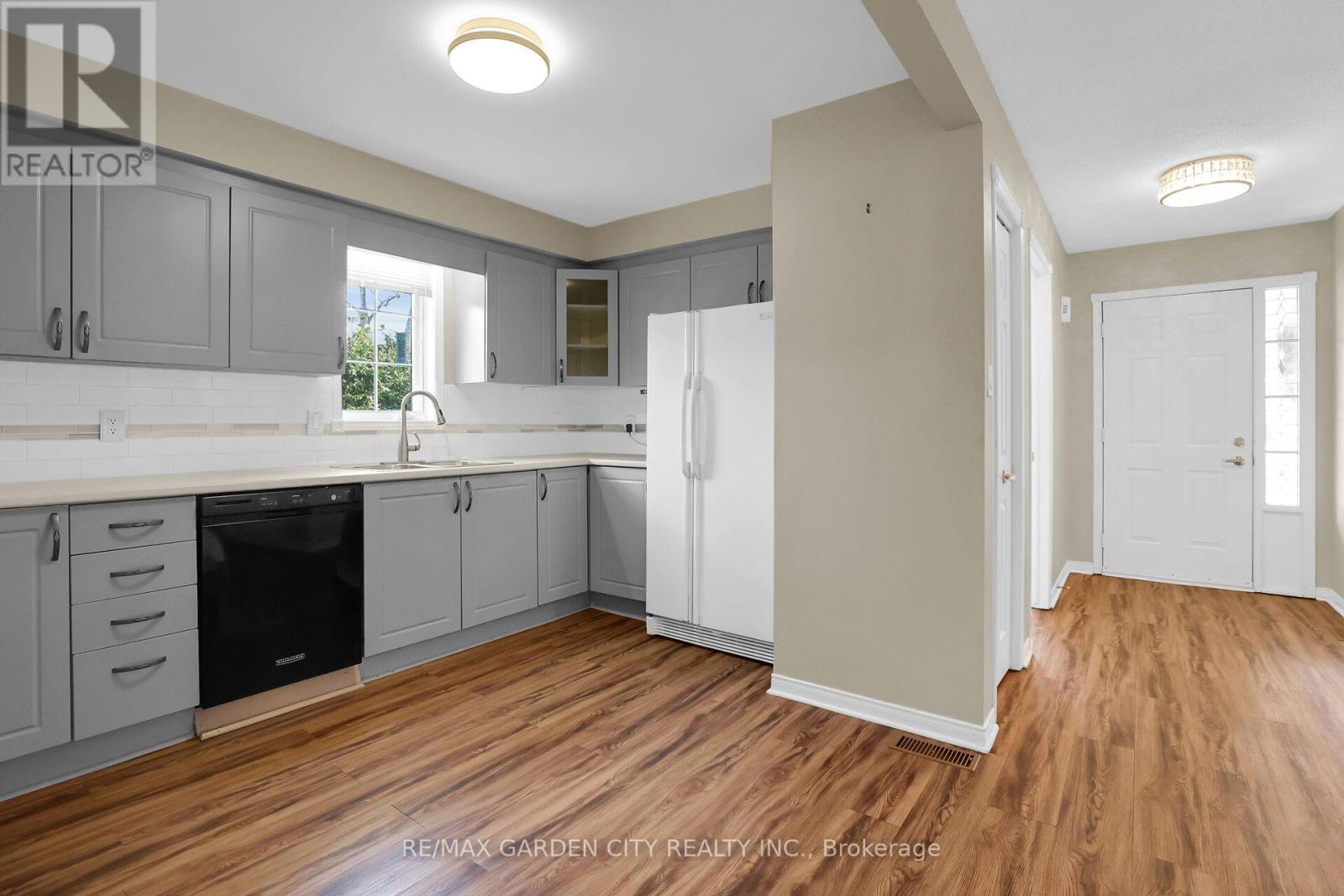 7 Village Drive, West Lincoln (Smithville), Ontario  L0R 2A0 - Photo 2 - X12292328