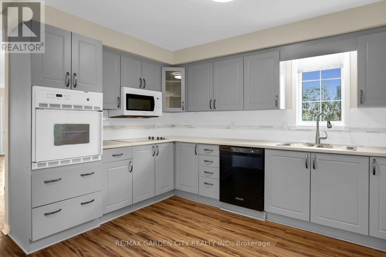 7 Village Drive, West Lincoln (Smithville), Ontario  L0R 2A0 - Photo 4 - X12292328