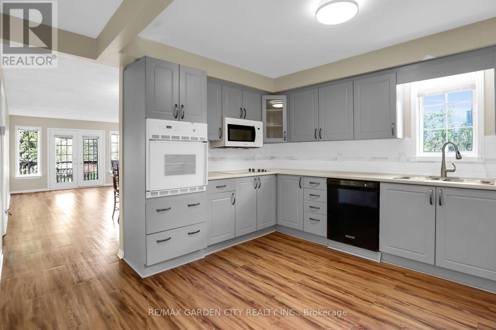 7 Village Drive, West Lincoln (Smithville), Ontario  L0R 2A0 - Photo 5 - X12292328