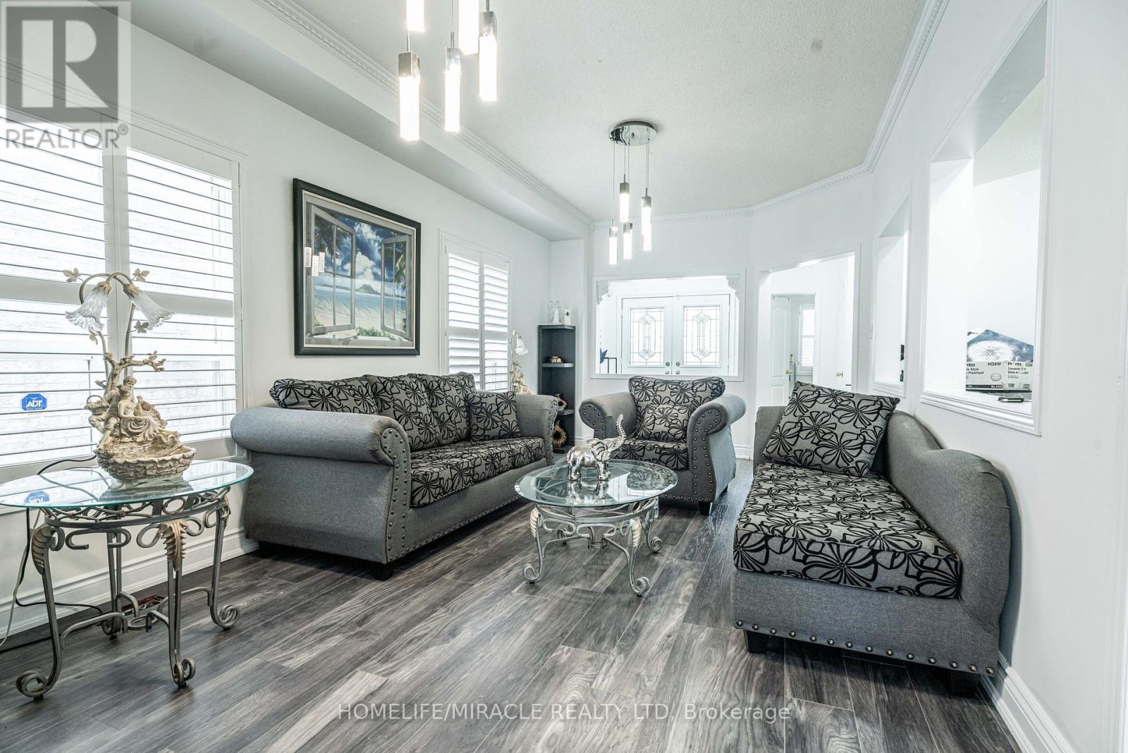 16 Signet Court, Brampton (Fletcher's Meadow), Ontario  L7A 2V1 - Photo 10 - W12292547