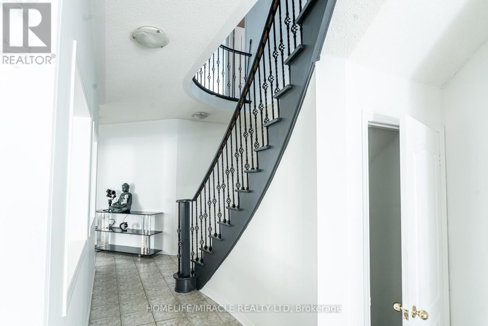16 Signet Court, Brampton (Fletcher's Meadow), Ontario  L7A 2V1 - Photo 11 - W12292547