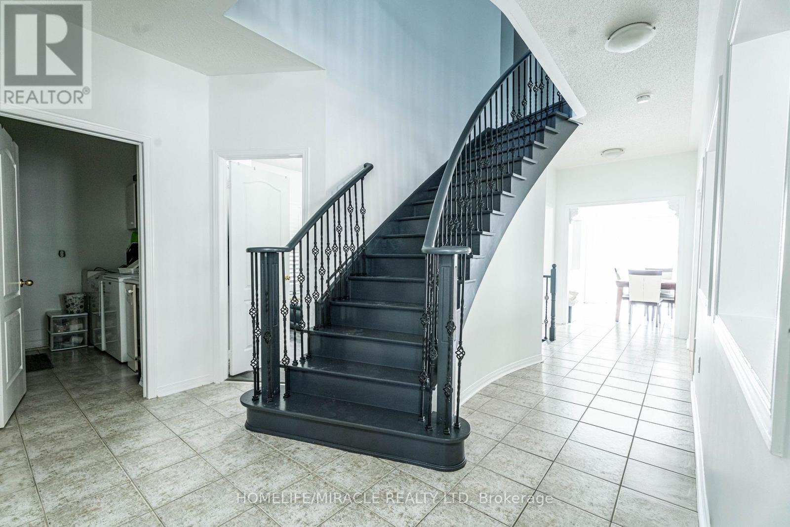 16 Signet Court, Brampton (Fletcher's Meadow), Ontario  L7A 2V1 - Photo 12 - W12292547