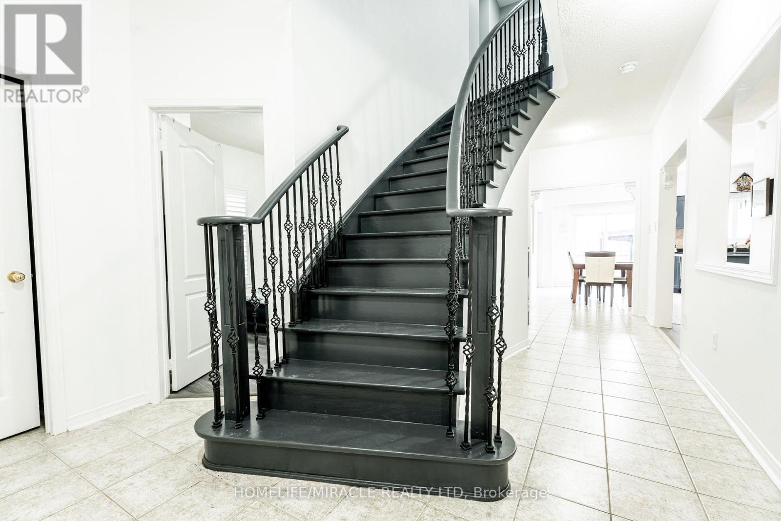 16 Signet Court, Brampton (Fletcher's Meadow), Ontario  L7A 2V1 - Photo 13 - W12292547