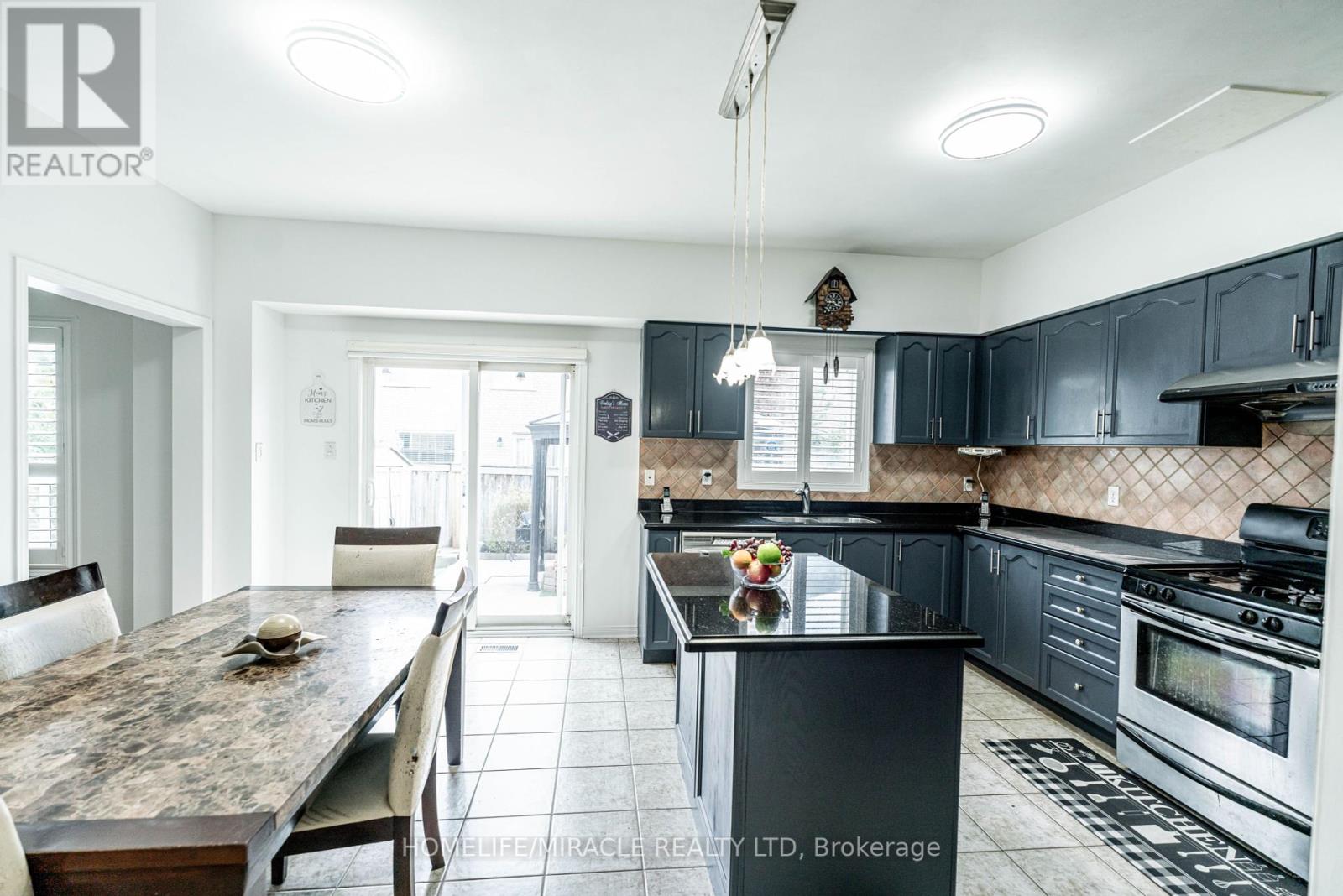 16 Signet Court, Brampton (Fletcher's Meadow), Ontario  L7A 2V1 - Photo 14 - W12292547
