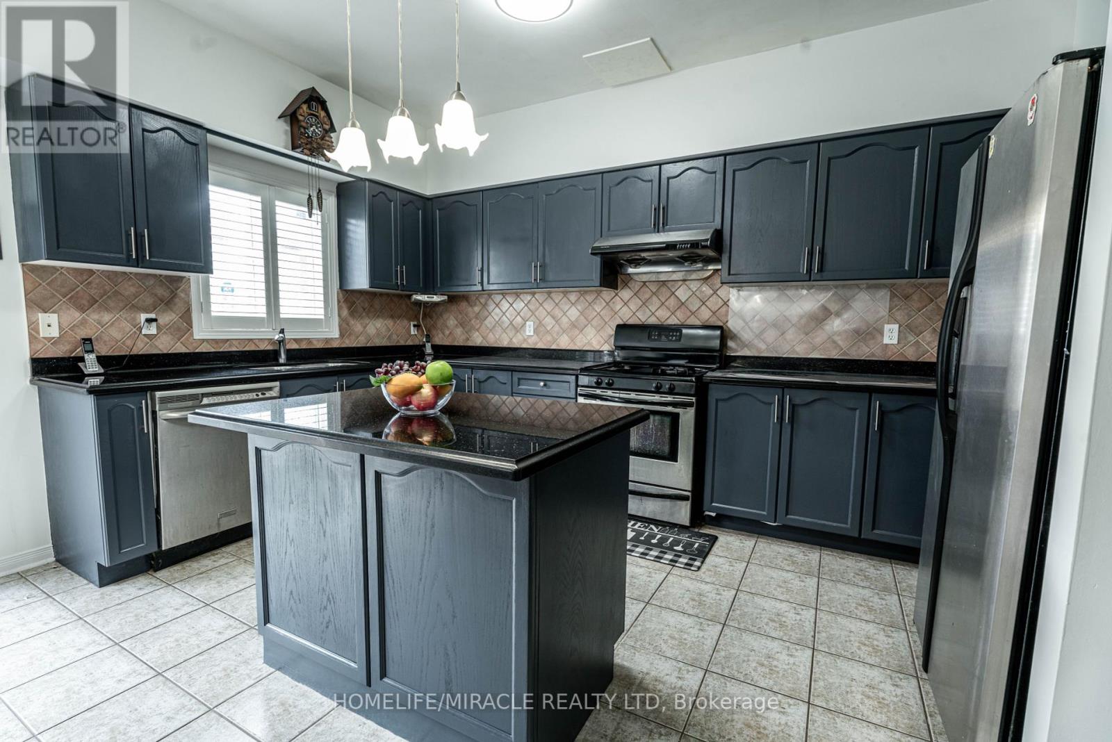 16 Signet Court, Brampton (Fletcher's Meadow), Ontario  L7A 2V1 - Photo 15 - W12292547
