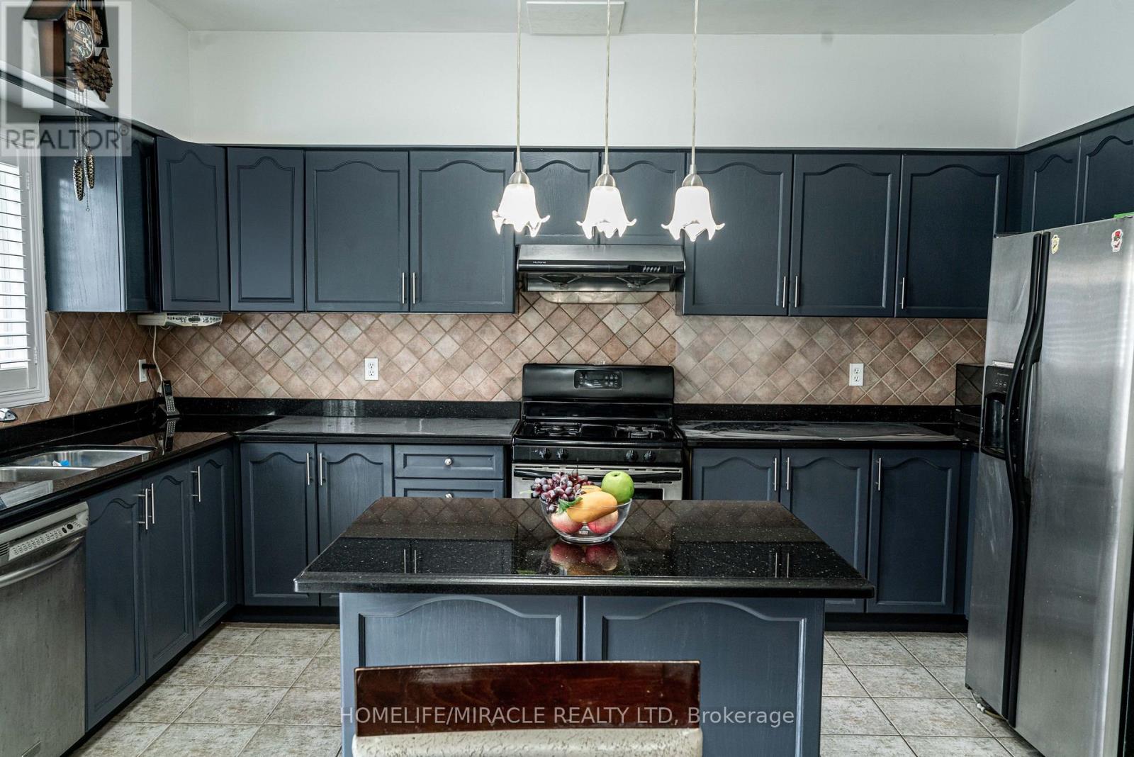 16 Signet Court, Brampton (Fletcher's Meadow), Ontario  L7A 2V1 - Photo 18 - W12292547