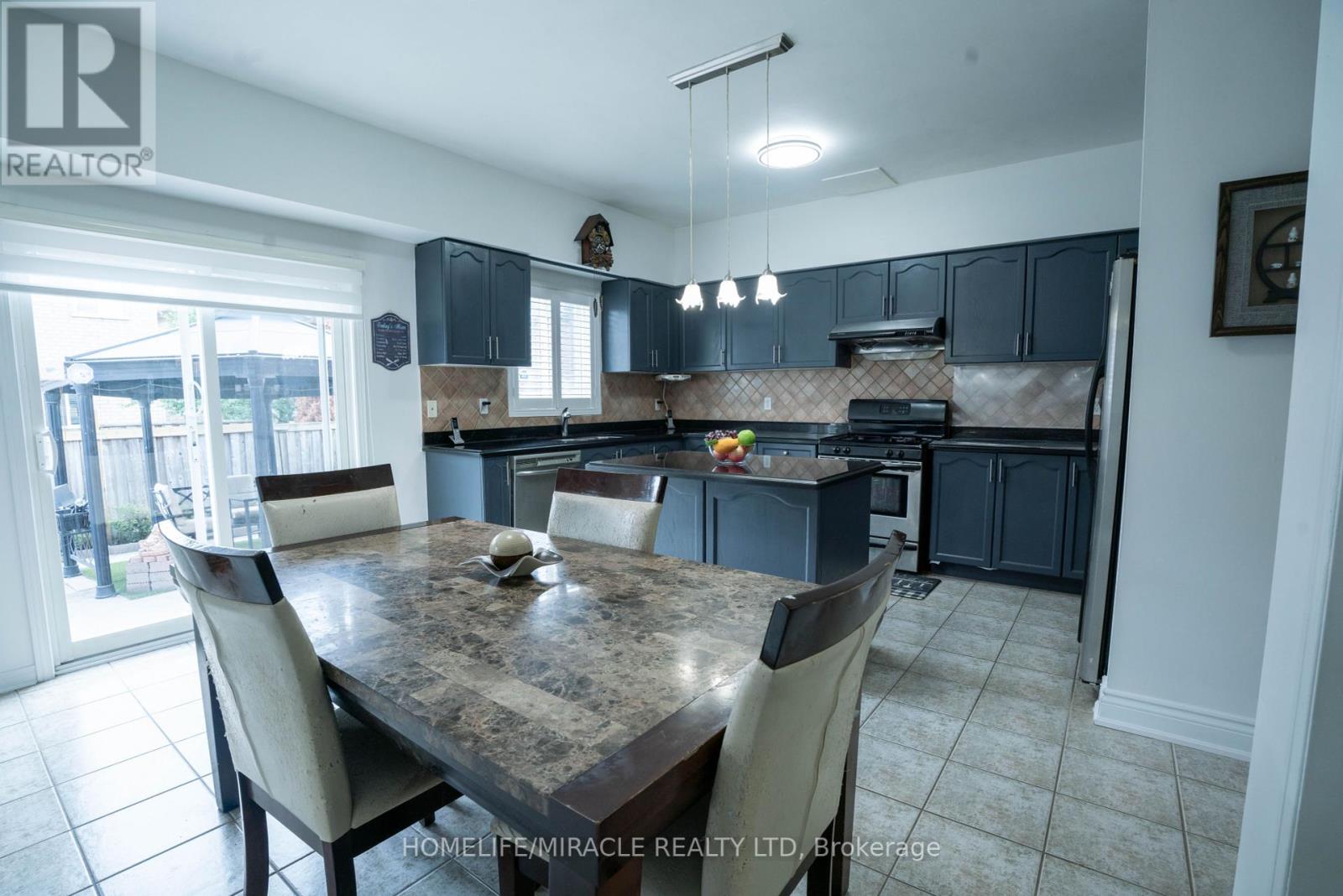 16 Signet Court, Brampton (Fletcher's Meadow), Ontario  L7A 2V1 - Photo 21 - W12292547