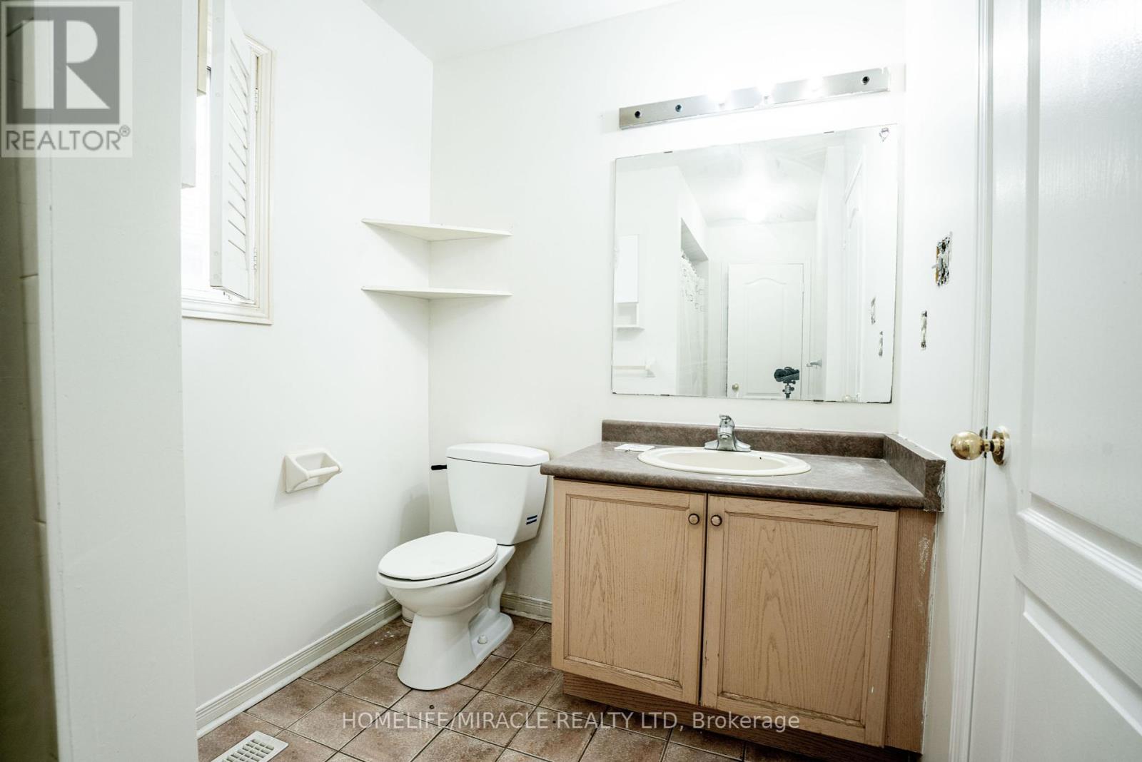 16 Signet Court, Brampton (Fletcher's Meadow), Ontario  L7A 2V1 - Photo 35 - W12292547