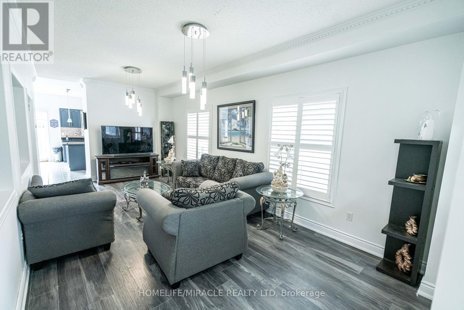 16 Signet Court, Brampton (Fletcher's Meadow), Ontario  L7A 2V1 - Photo 6 - W12292547