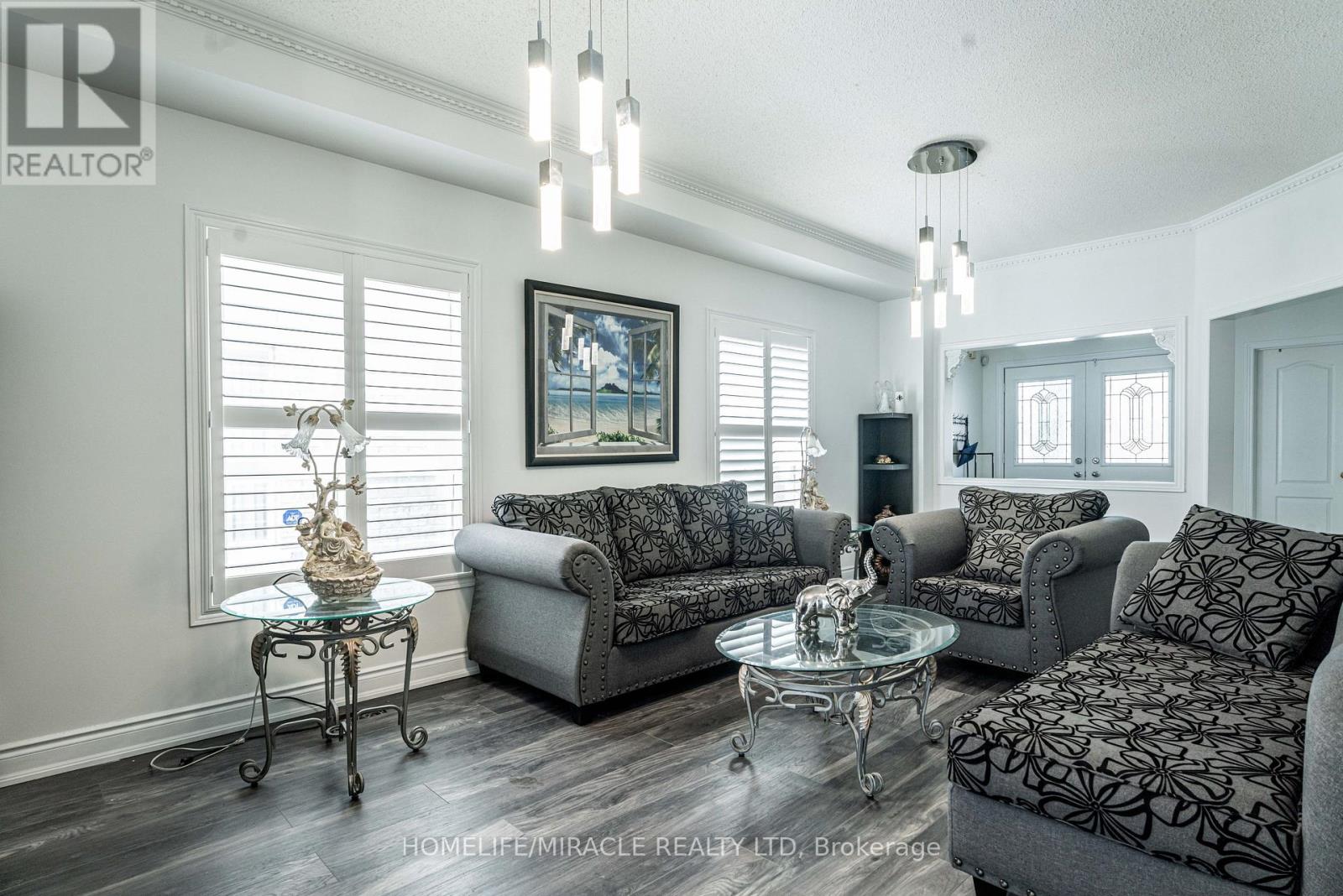 16 Signet Court, Brampton (Fletcher's Meadow), Ontario  L7A 2V1 - Photo 8 - W12292547