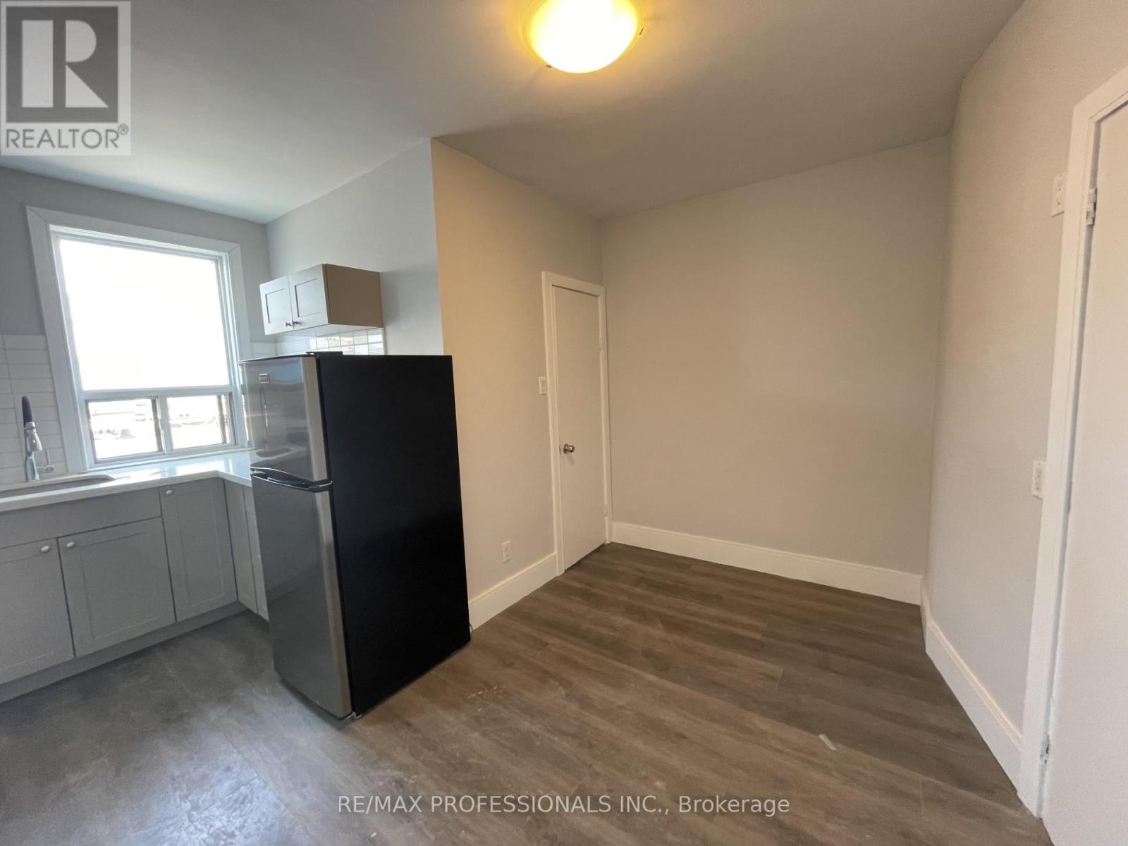 1 - 3210 Lake Shore Boulevard, Toronto, Ontario M8V 1L9 - Photo 4 - W12292596