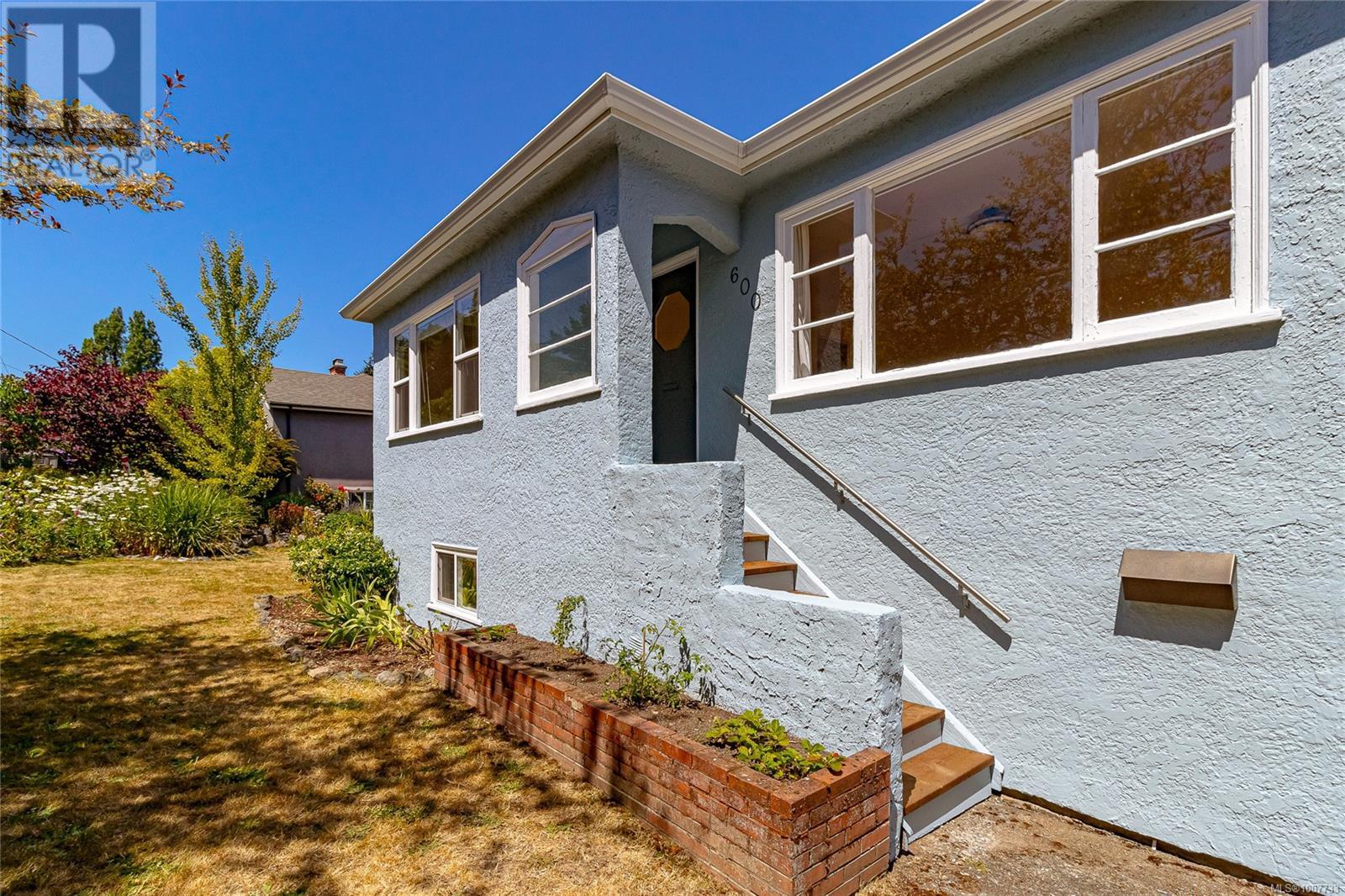 Property at 600 Cowper St image 4