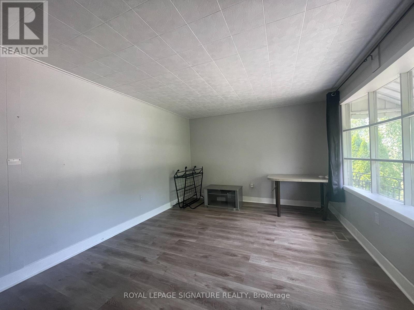 Main Level - 15 Vera Street, St. Catharines, Ontario  L2S 1C3 - Photo 5 - X12292687