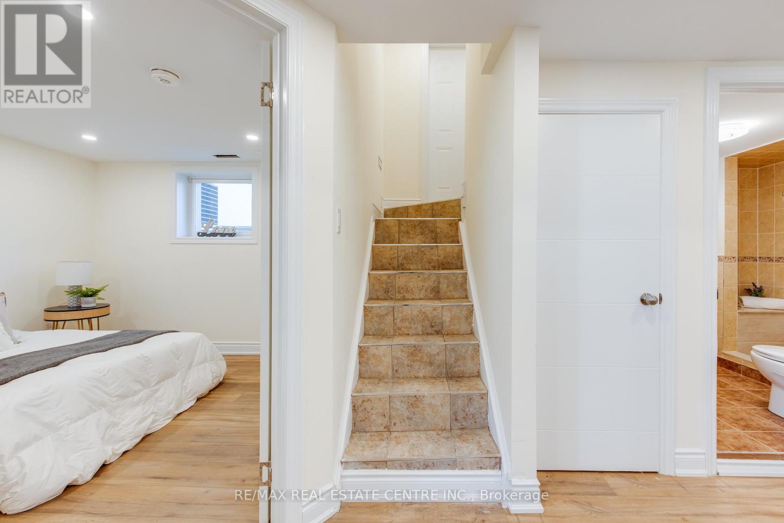 WALKUP BASEMENT - 8 CLEARVIEW HEIGHTS, Toronto, Ontario