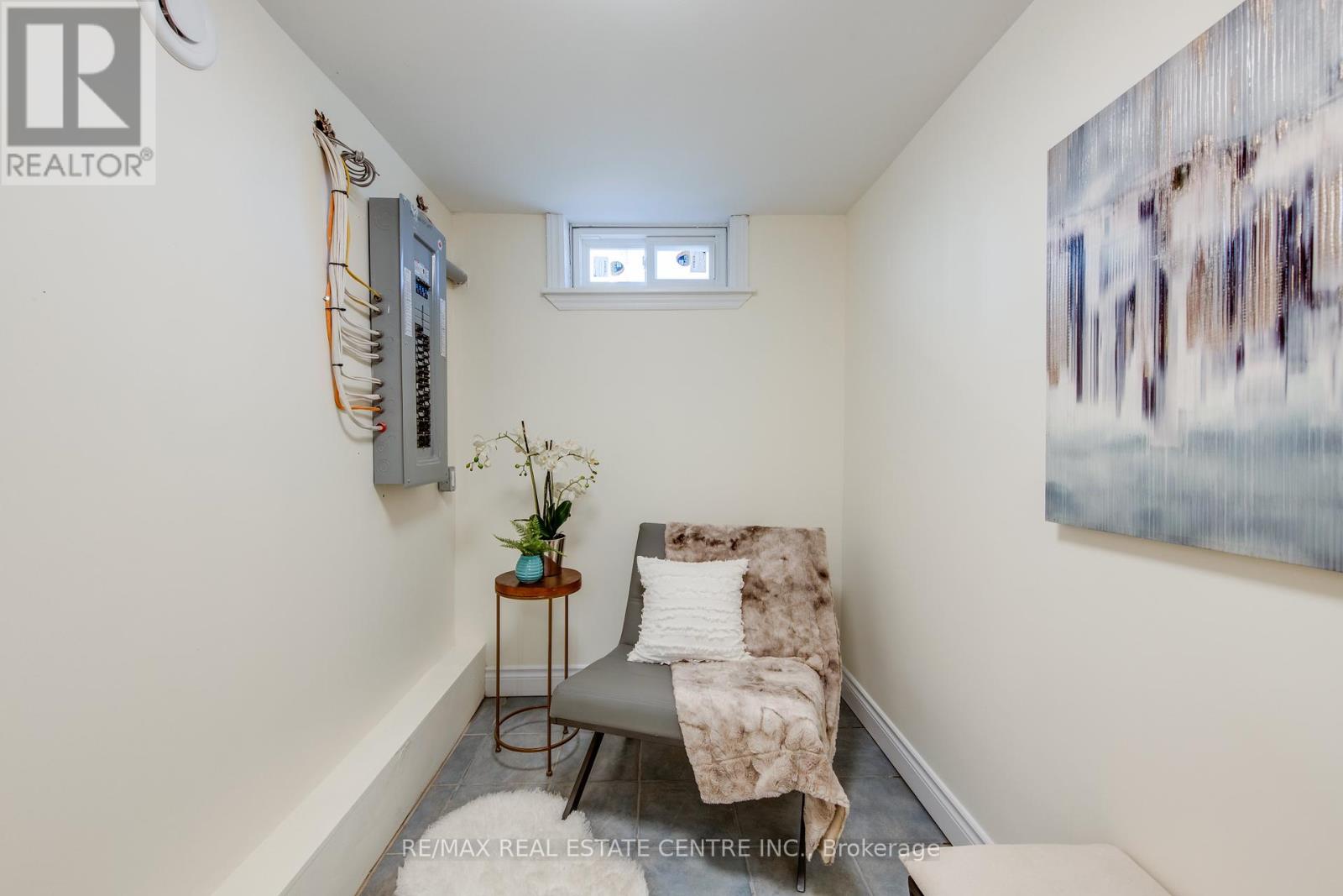 Walkup Basement - 8 Clearview Heights, Toronto, Ontario  M6M 1Z9 - Photo 17 - W12292821