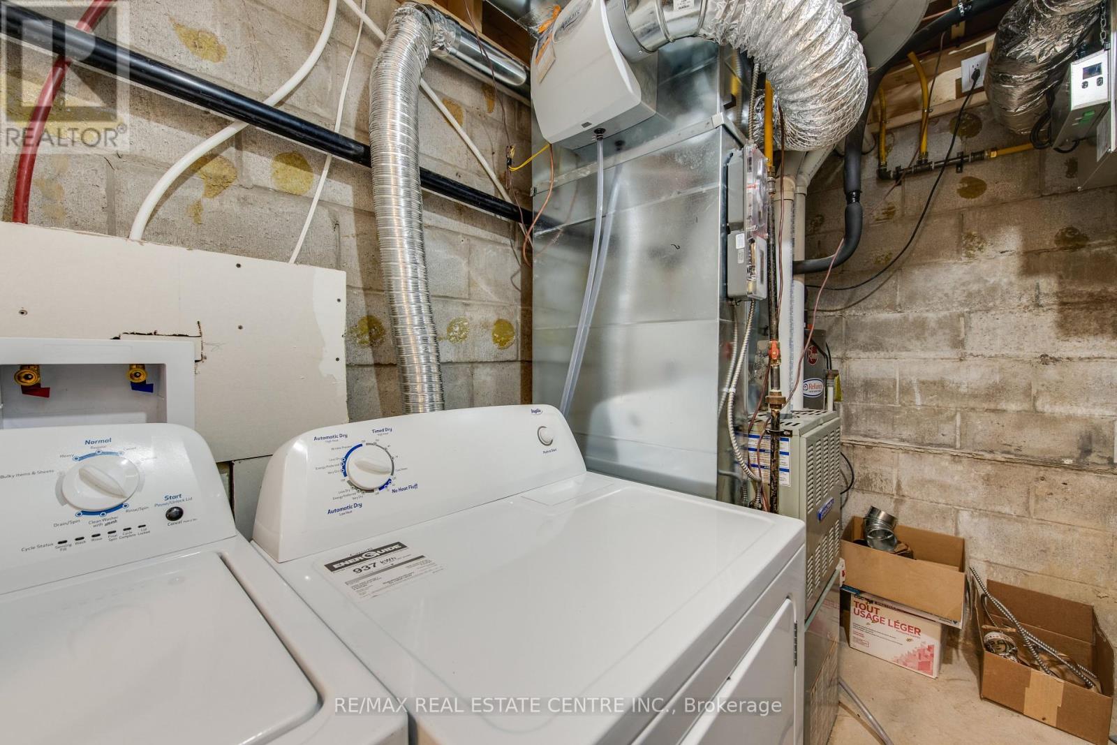 Walkup Basement - 8 Clearview Heights, Toronto, Ontario  M6M 1Z9 - Photo 18 - W12292821