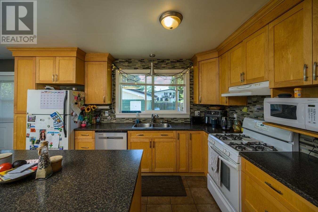 Property at 275 QUINN STREET image 2