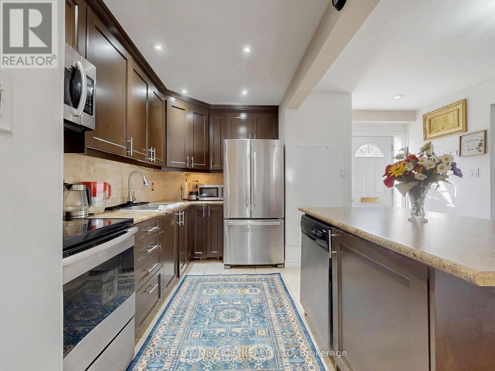 14 Hawkins Court, Brampton, Ontario L6S 2N7 - Photo 8 - W12292951