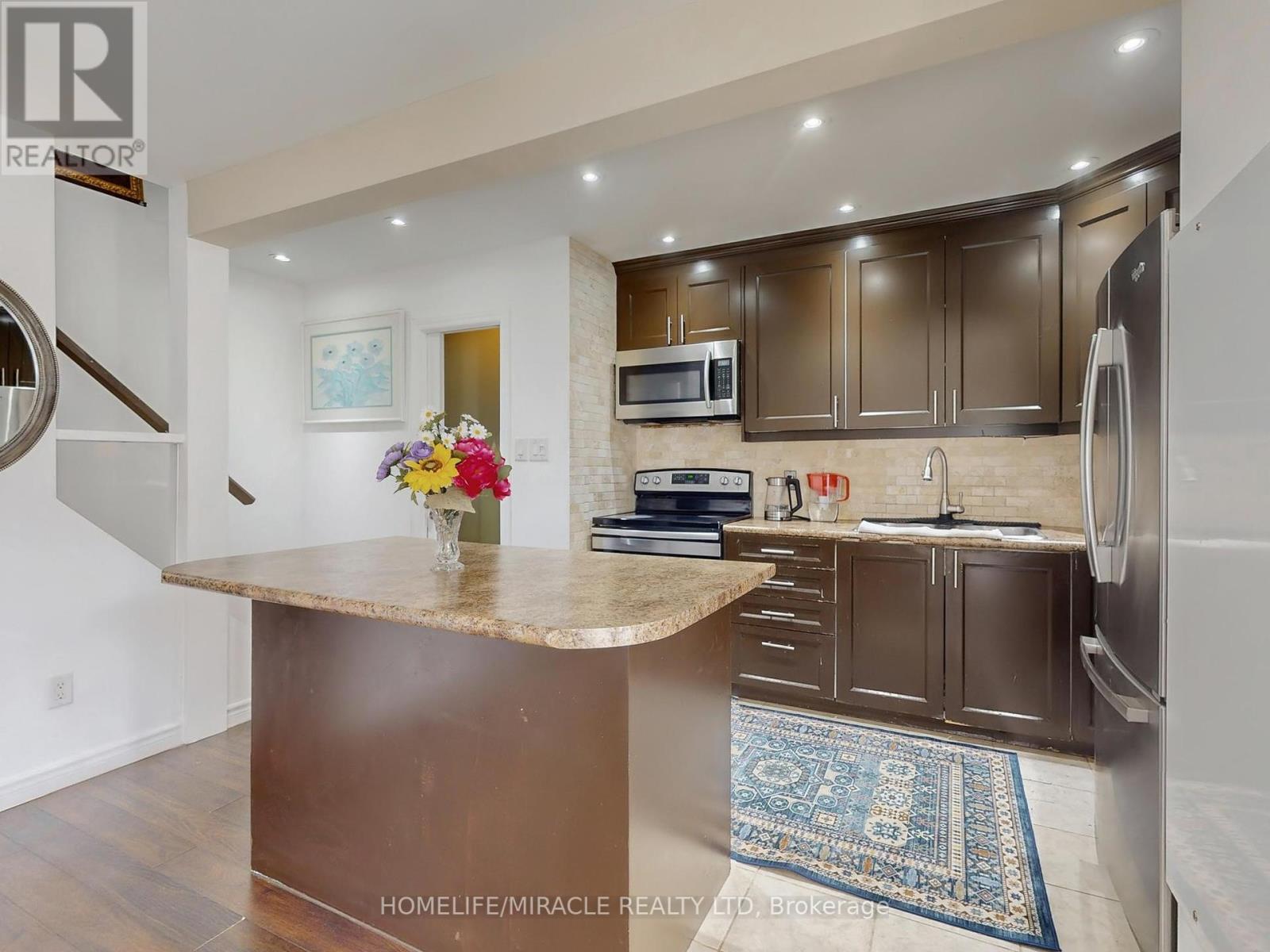 14 Hawkins Court, Brampton, Ontario L6S 2N7 - Photo 6 - W12292951