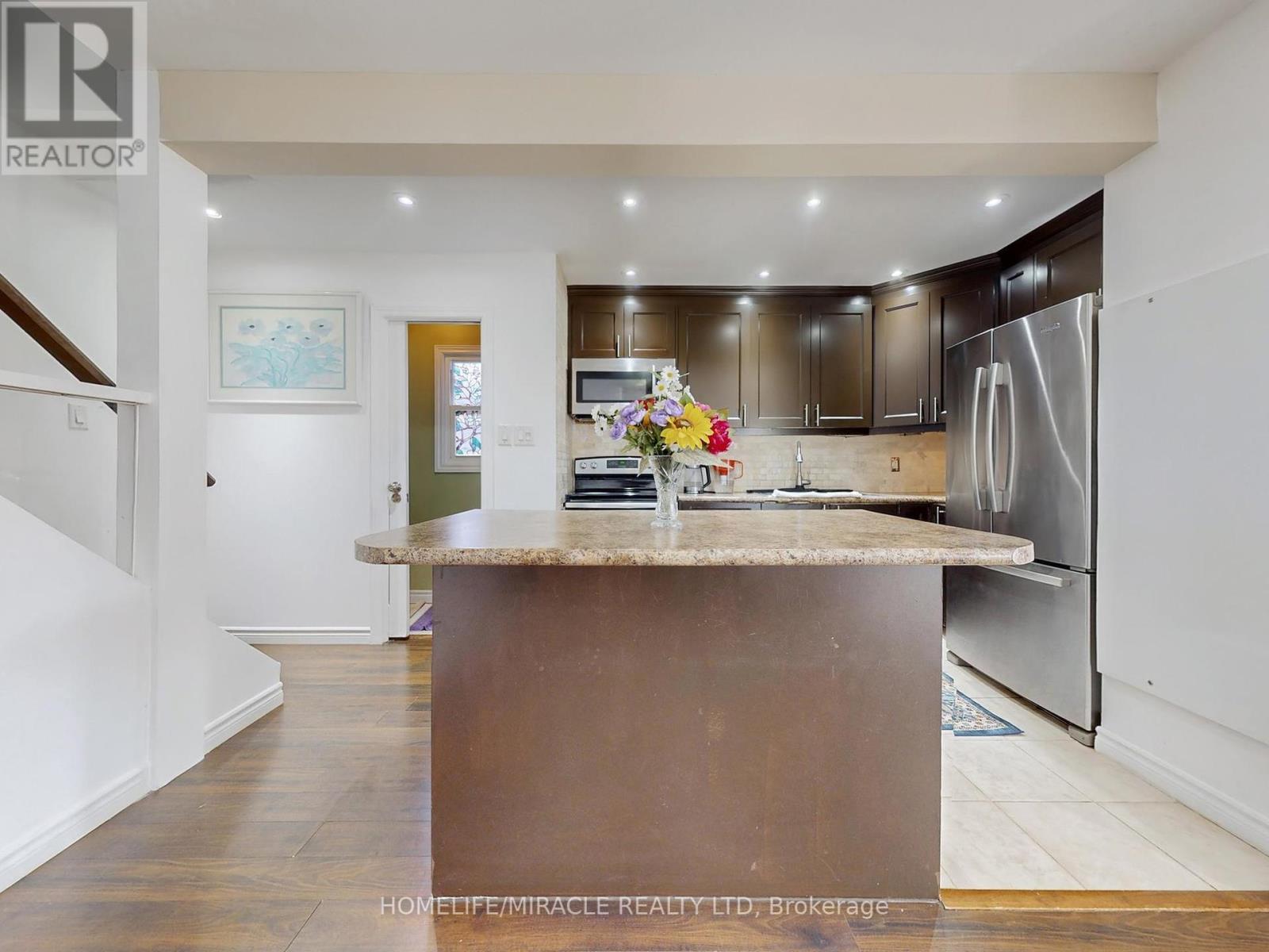 14 Hawkins Court, Brampton, Ontario L6S 2N7 - Photo 7 - W12292951