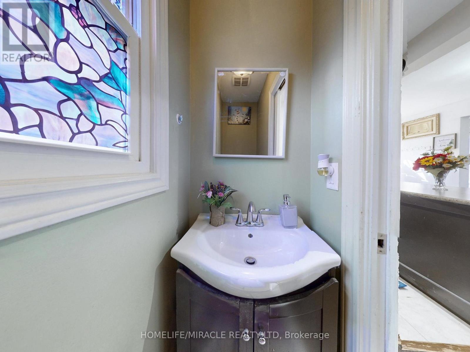 14 Hawkins Court, Brampton, Ontario L6S 2N7 - Photo 9 - W12292951