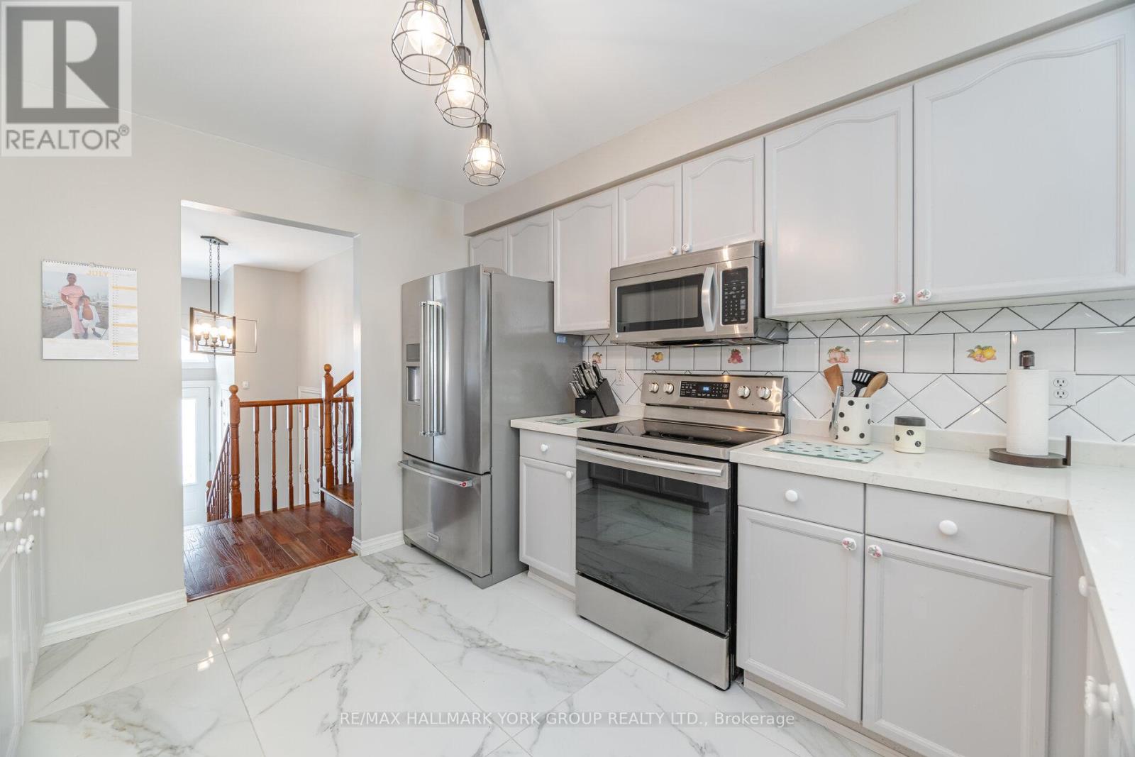 96 Townsend Avenue, Bradford West Gwillimbury, Ontario  L3Z 1Y1 - Photo 10 - N12292995