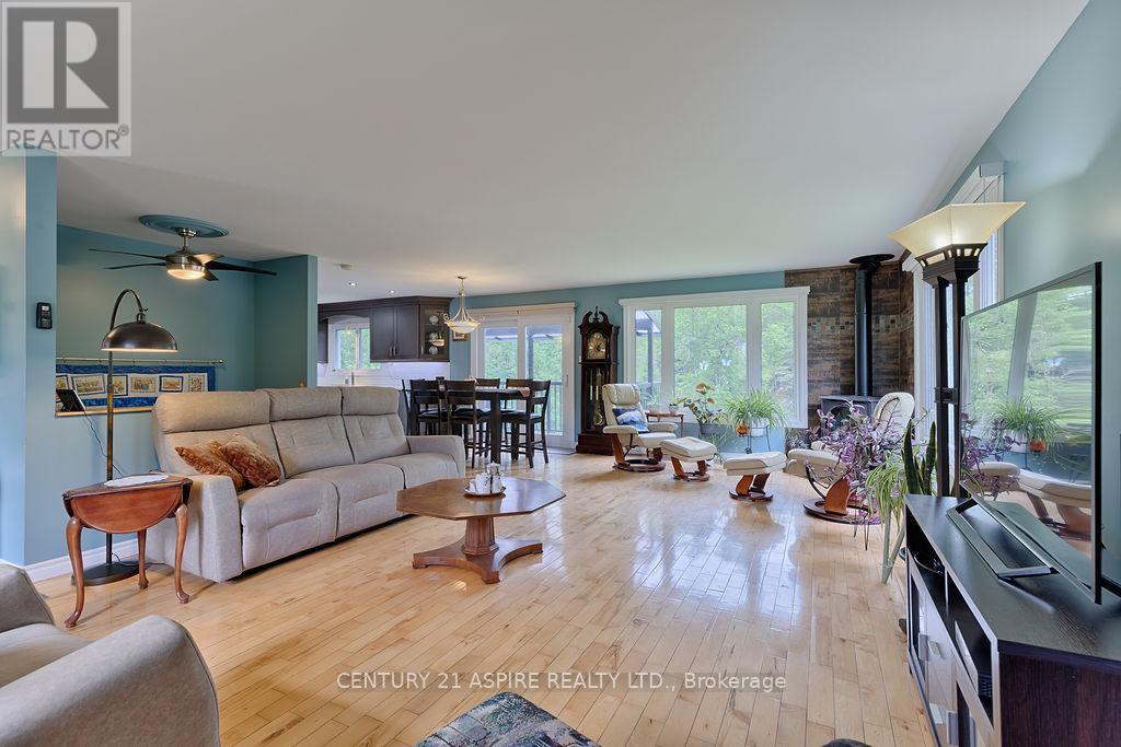 539 Schwan Road, Laurentian Valley, Ontario  K8A 6W8 - Photo 4 - X12293034