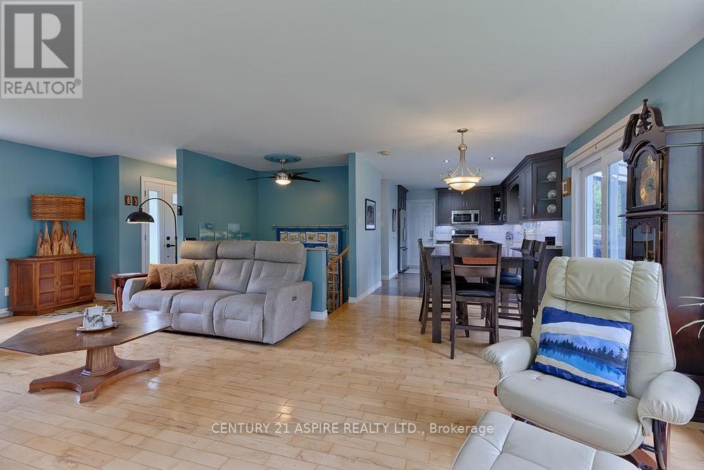 539 Schwan Road, Laurentian Valley, Ontario  K8A 6W8 - Photo 5 - X12293034