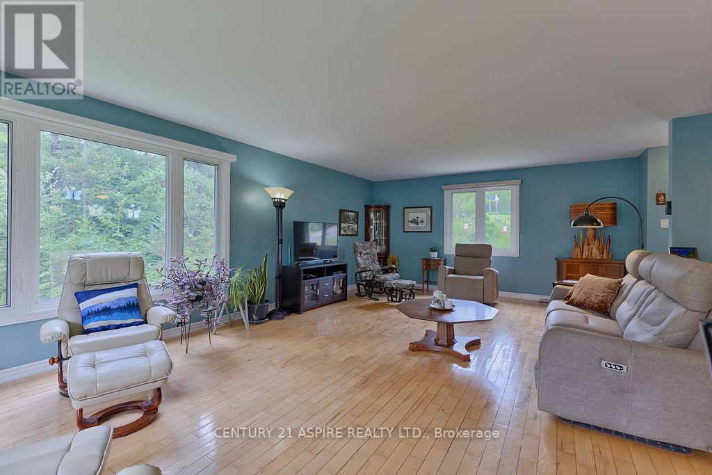 539 Schwan Road, Laurentian Valley, Ontario  K8A 6W8 - Photo 7 - X12293034