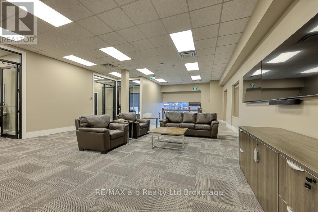 677 Dundas Street, Woodstock, Ontario  N4S 1E5 - Photo 19 - X12293129