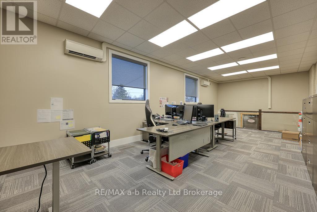 677 Dundas Street, Woodstock, Ontario  N4S 1E5 - Photo 24 - X12293129