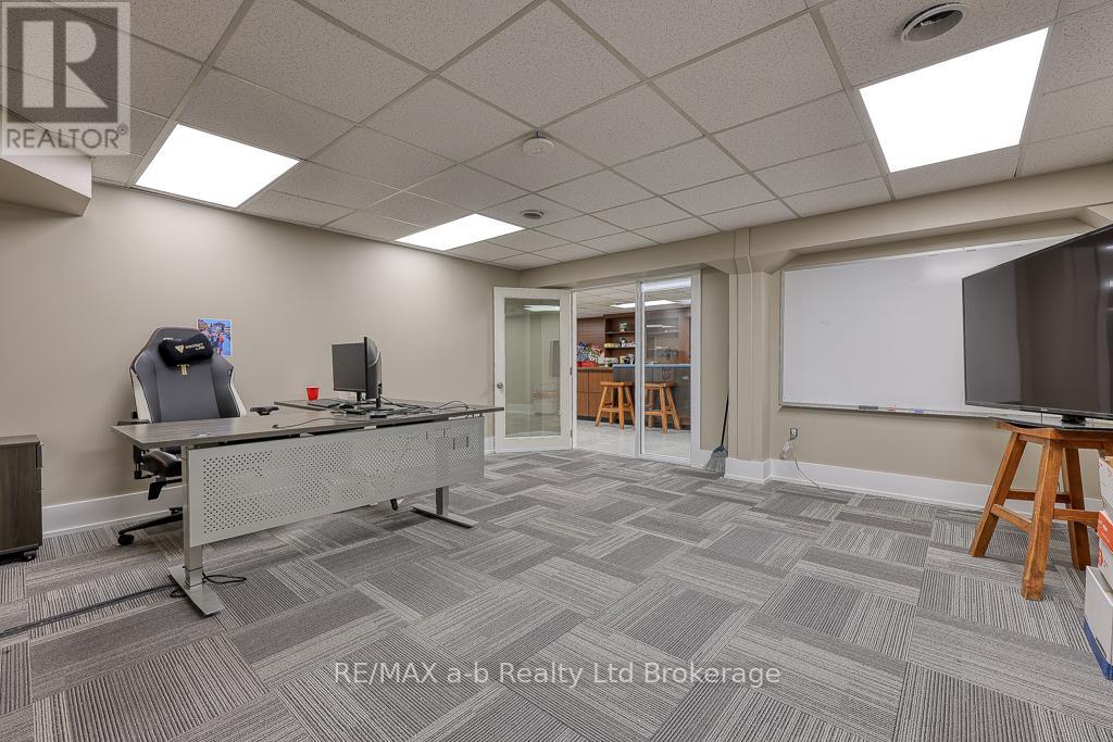 677 Dundas Street, Woodstock, Ontario  N4S 1E5 - Photo 31 - X12293129
